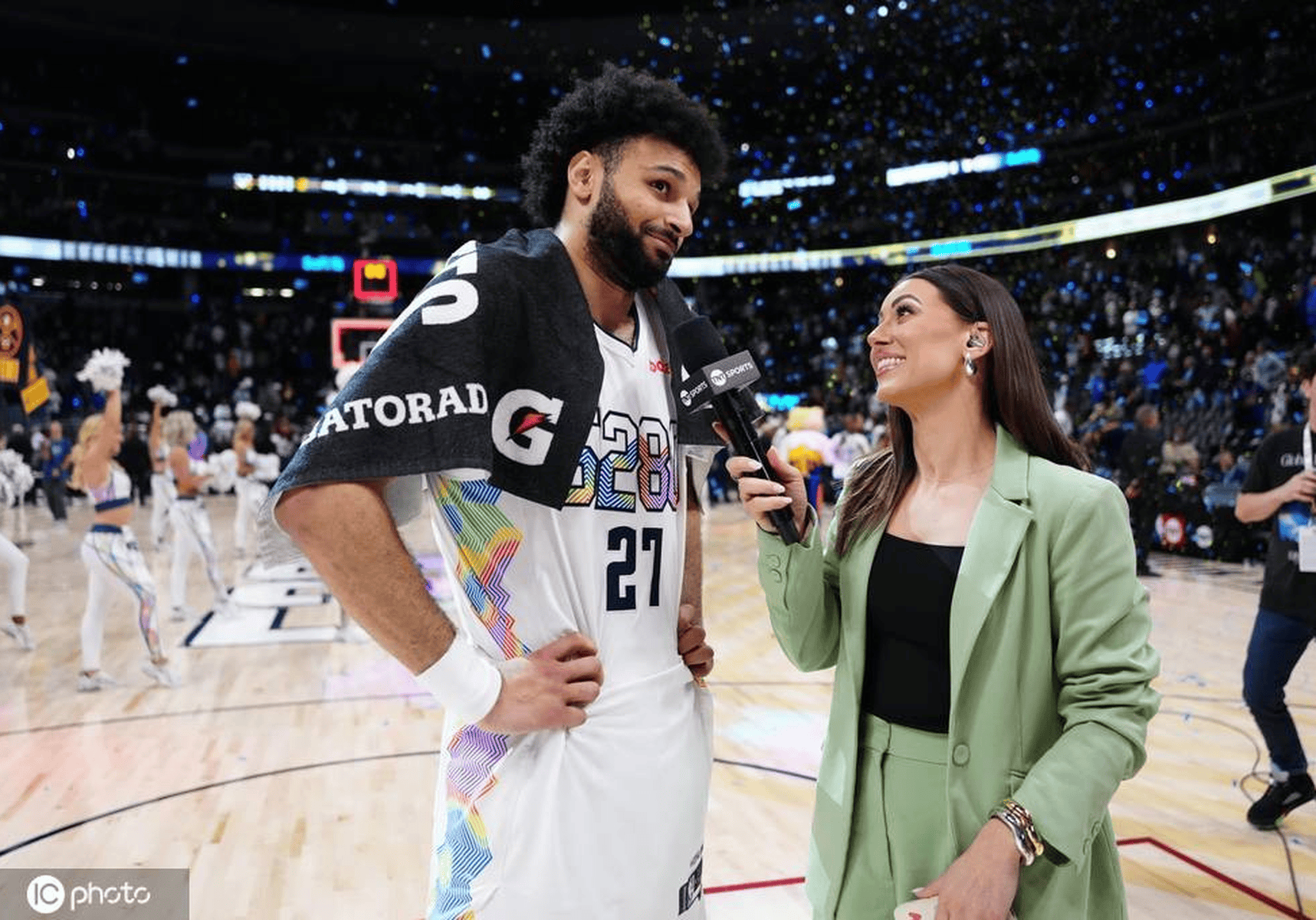 包含穆雷重返赛场，锐不可当首场状态出色，篮网观众沸腾！赛场气氛高涨的词条