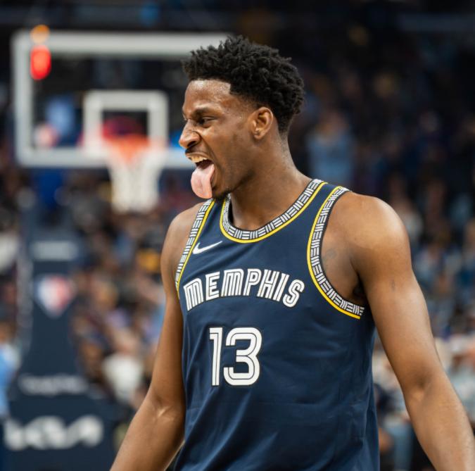 网球季后赛上演强强对话，渝州犀牛队强势横扫陇右飞鹰队，多点开花奏效；二次进攻频频奏效的简单介绍