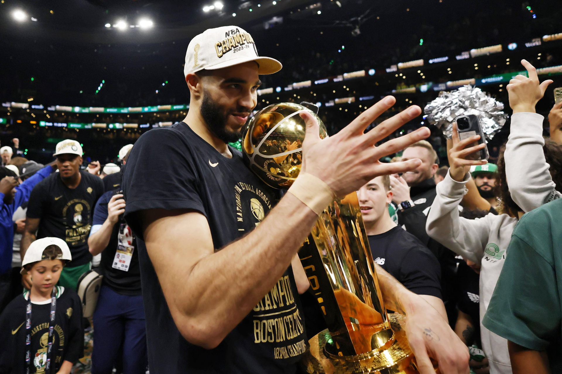 包含洛杉矶湖人迎欧超杯关键赛，今晨状态回暖，更衣室稳定，球探报告显示潜力的词条